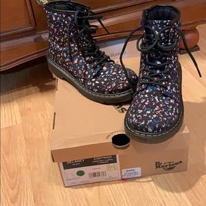 Dr. Martens, Courtney Floral T Canvas